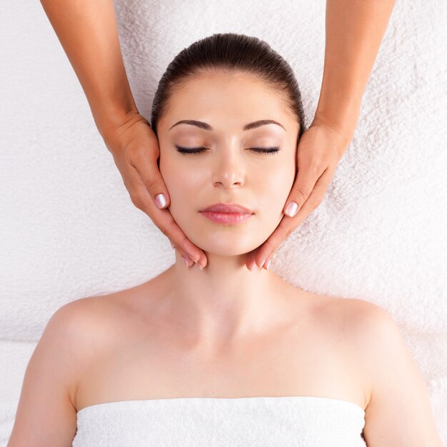 Woman having massage of body in the spa salon. Beauty treatment concept.