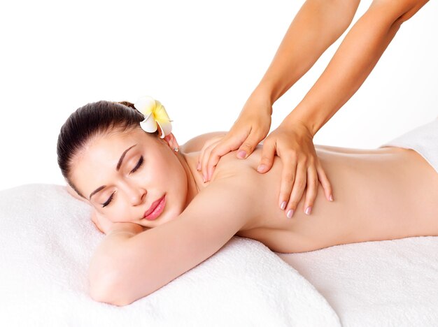 Женщина, имеющая массаж тела в спа-салоне. Концепция лечения красоты.