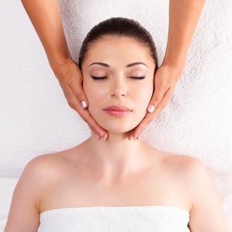 Женщина, имеющая массаж тела в спа-салоне. концепция лечения красоты.