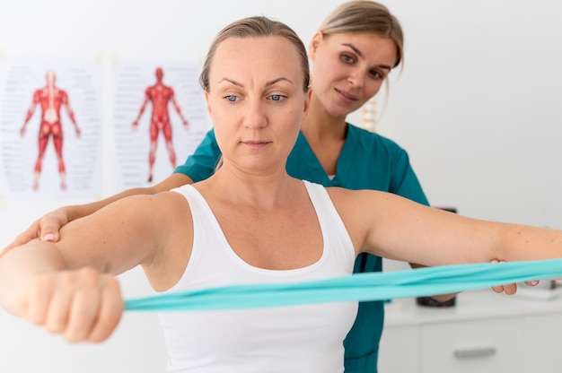 물리 치료 세션을 갖는 여성