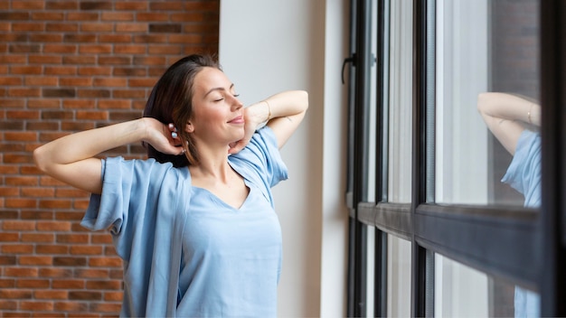 Foto gratuita donna che ha un po 'di tempo da sola a casa