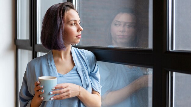 家で一人で過ごす女性