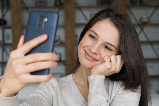 Donna che fa una videochiamata sul suo telefono