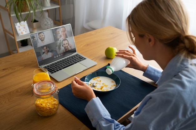 Free photo woman having a videocall while eating