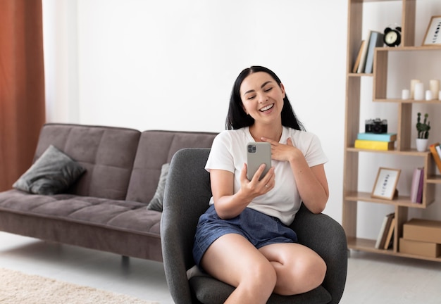 Foto gratuita donna che fa una videochiamata con la sua famiglia