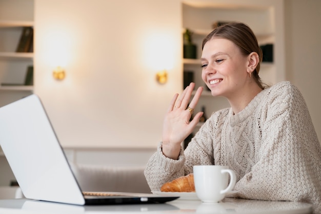 Foto gratuita donna che ha un appuntamento virtuale