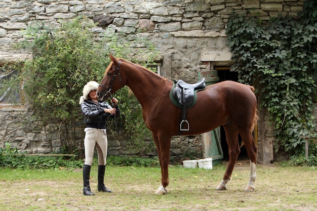 女性と彼女の茶色の馬