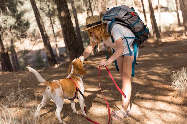 楽しい時間を過ごしている女性と彼女の犬