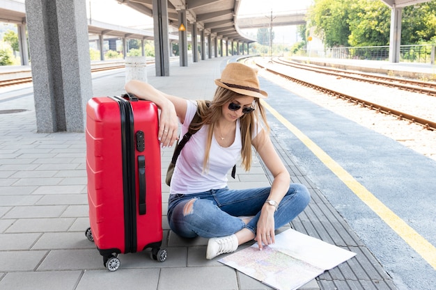 女性と地図を見て彼女の荷物