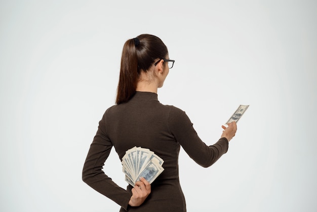 Женщина, скрывающая доход, одурачивает делового партнера, дает один доллар