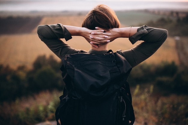 Foto gratuita donna che fa un'escursione nelle montagne