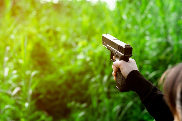 銃を手に持った女性 暴力と犯罪の概念 プレミアム写真