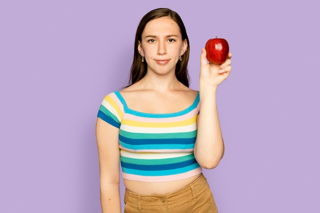 Женщина держит яблоко для кампании здорового питания