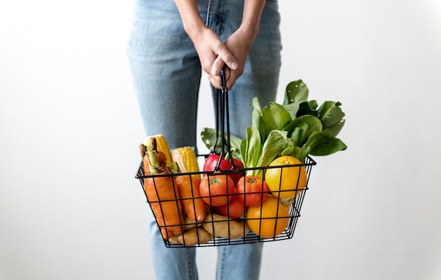 Foto gratuita donna con un cesto di verdure