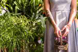 Foto gratuita cestino della holding della donna con i fiori