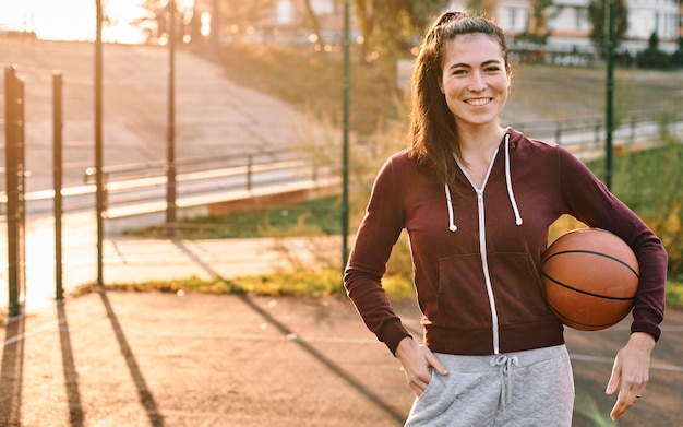 Foto gratuita donna che mantiene una pallacanestro