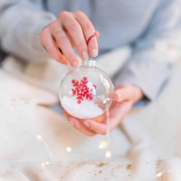 大きな、bauble、手に持つ女性