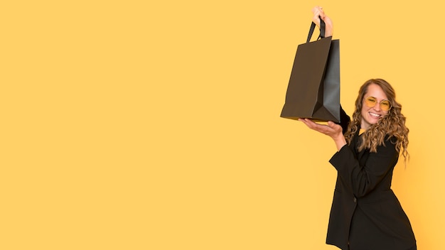 woman holding a black shopping bag copy space