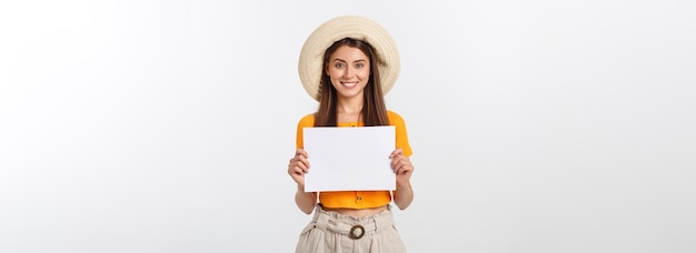 Женщина держит пустую карточку на белом фоне, улыбаясь женскому портрету