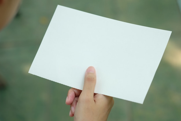 Foto gratuita donna in possesso di carta in bianco, concetto di business. idea d'affari