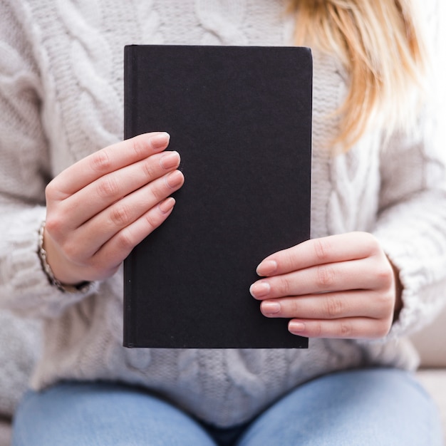 Foto gratuita modello di copertina del libro della holding della donna