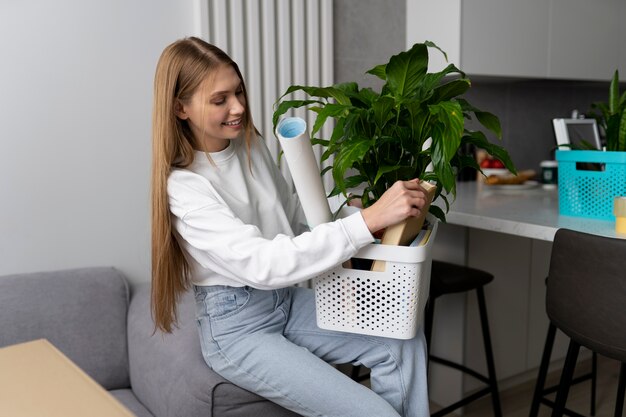 持ち物の箱を持っている女性