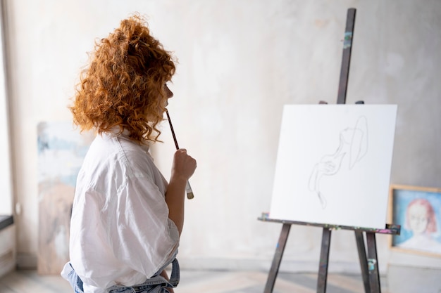 Foto gratuita donna con pennello colpo medio