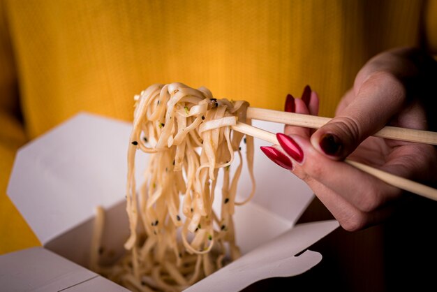 麺と箸を持つ女性