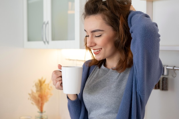 Free photo woman holding cup close up