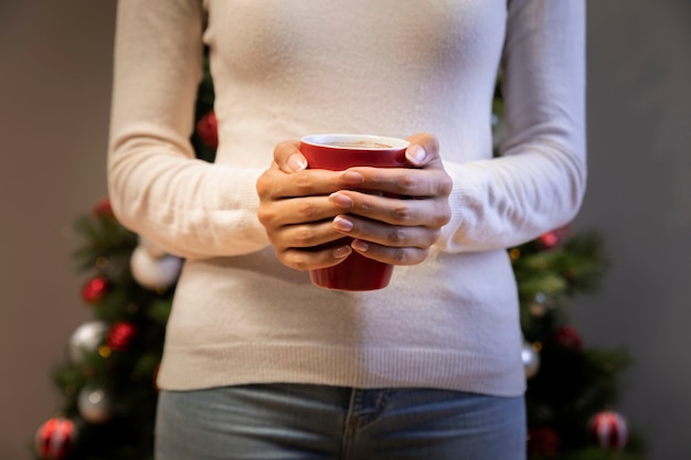 Donna che tiene una tazza di caffè