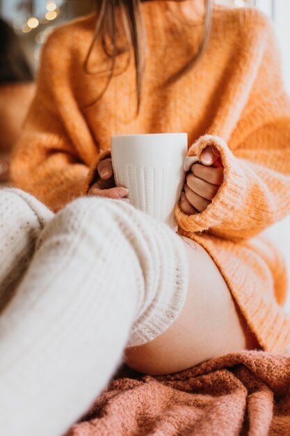 家でお茶を持っている女性