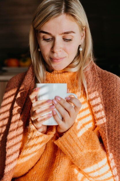 お茶を持っている女性