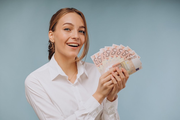 Бесплатное фото Женщина, держащая банкноты евро