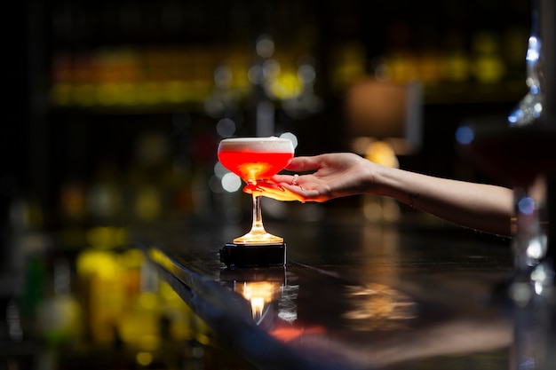 Free photo woman holding a fresh made cocktail