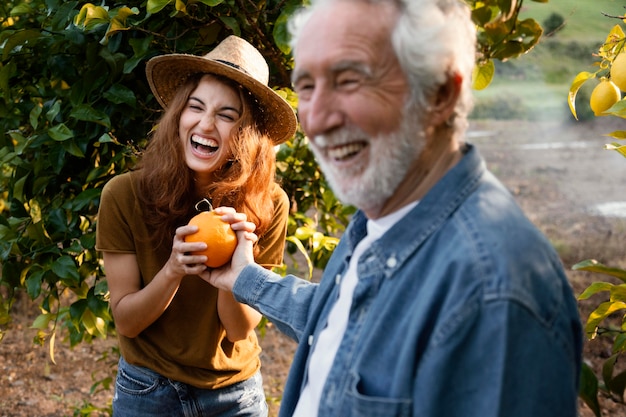 Женщина держит свежий апельсин со своим отцом