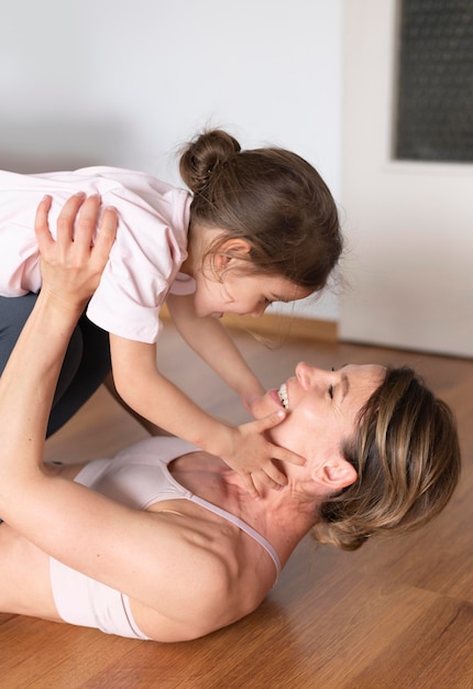 ミディアムショットの女の子を保持している女性