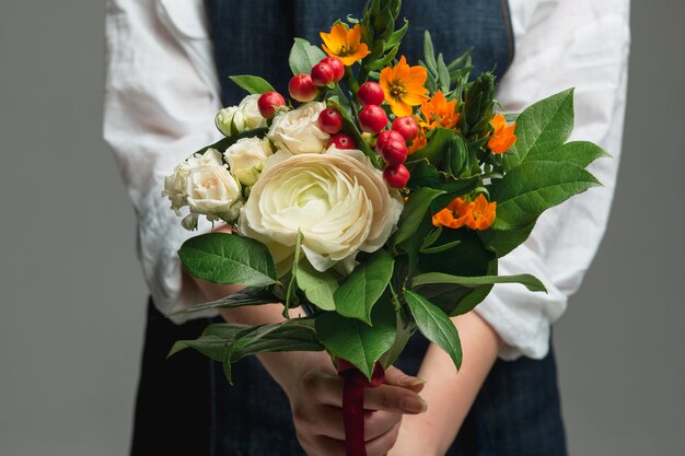 豪華な花束を保持している女性