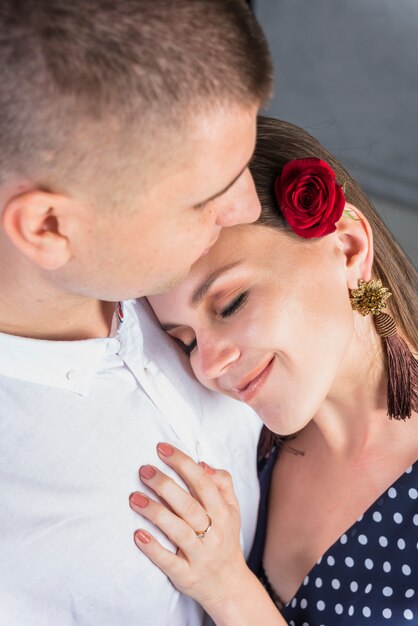 Free photo woman holding head on man shoulder