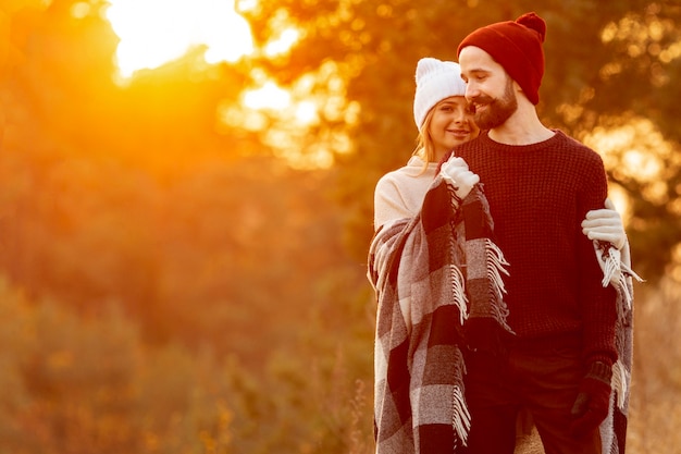 Foto gratuita donna che tiene il suo amico da dietro