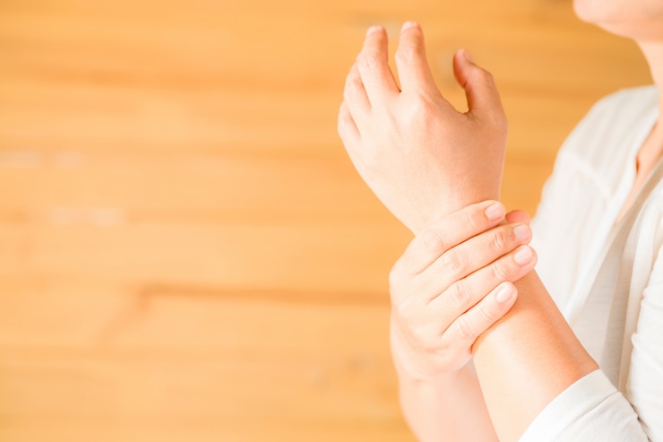 Free Photo woman holding her wrist symptomatic office syndrome