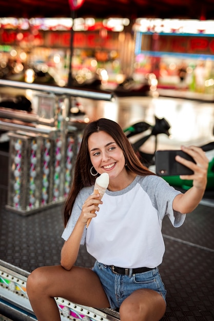Selfieを取ってアイスクリームを保持している女性
