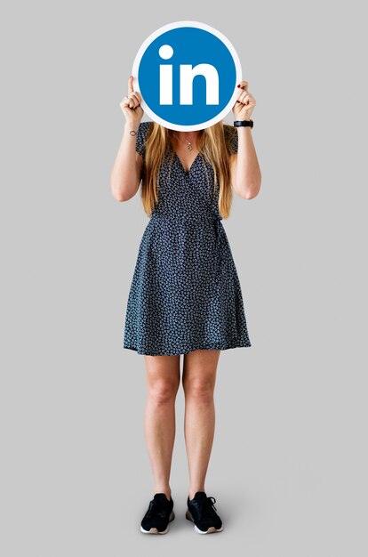 Женщина, держащая значок Linkedin