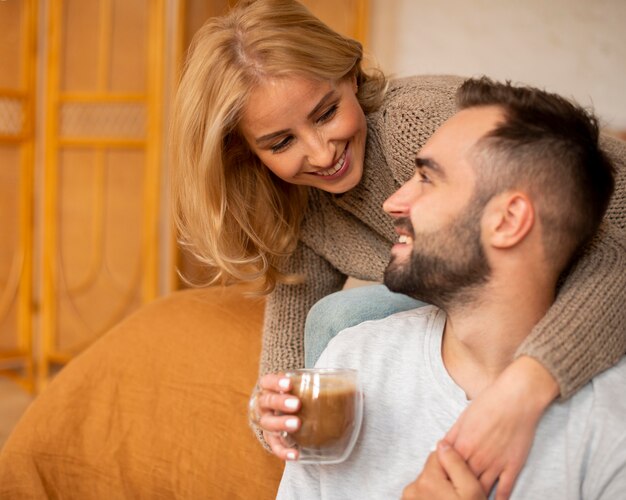 男と飲み物を保持している女性