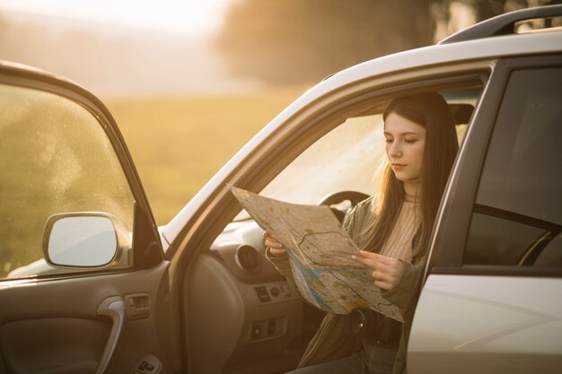 車で地図を保持している女性