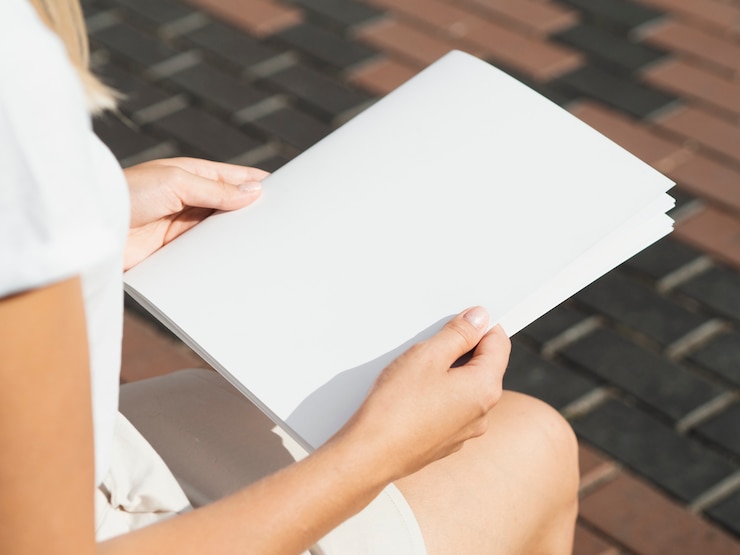 無料Photo モックアップ雑誌を保持している女性