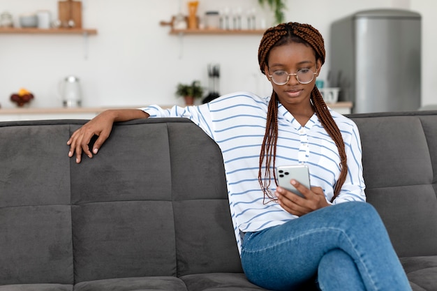 Foto gratuita donna che tiene il telefono, colpo medio