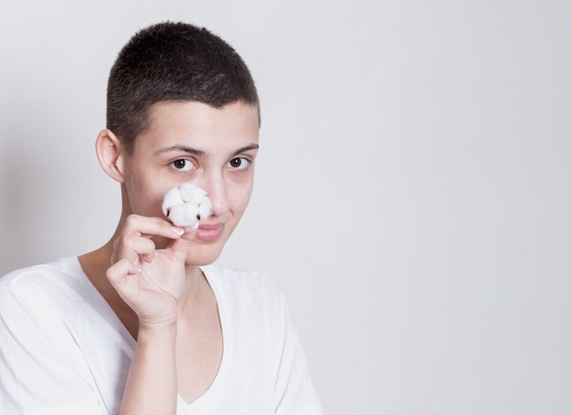 Free photo woman holding a piece of cotton