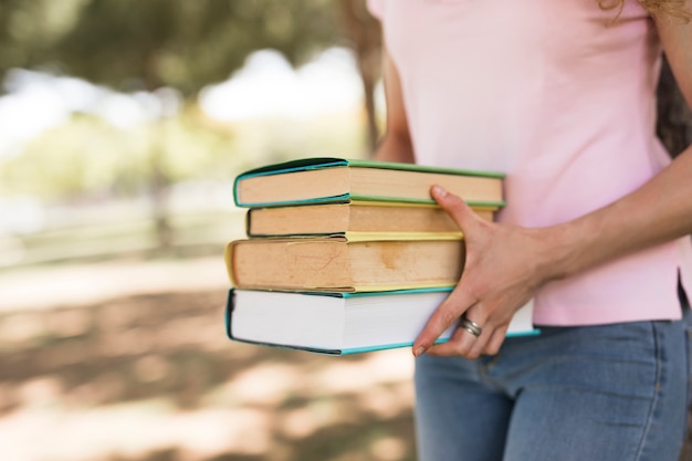 Foto gratuita mucchio della tenuta della donna dei libri