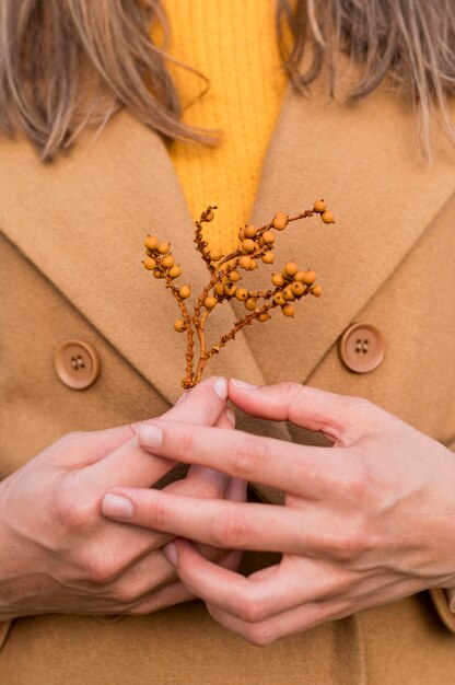 彼女の胸に植物を保持している女性