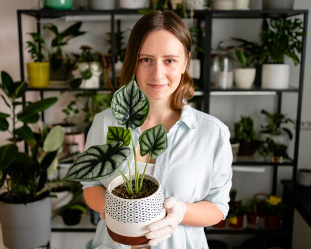 植木鉢を持っている女性